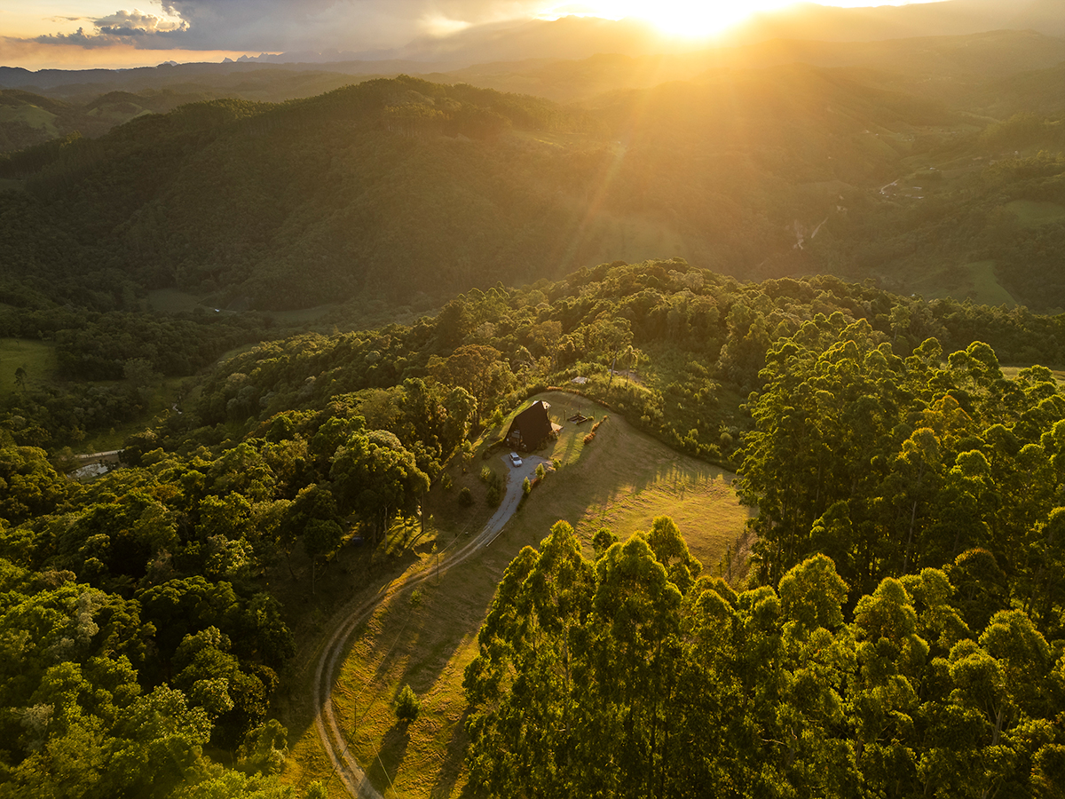 Vista aérea da Cabana cercada por 45 mil metros quadrados de natureza